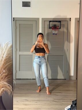 American Eagle High-Rise Light Wash Mom Jeans - Blue